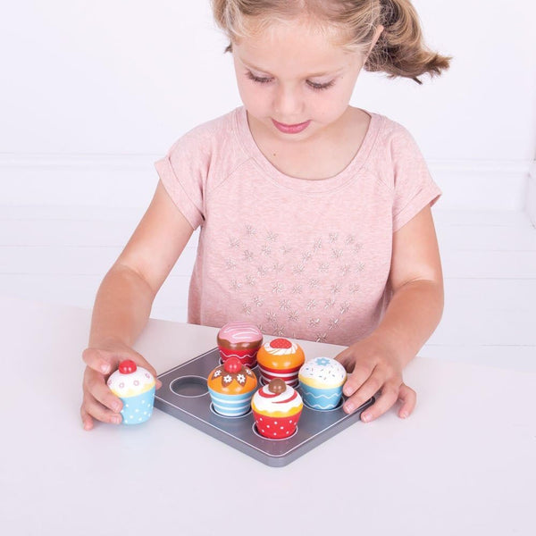 Bigjigs Toys Wooden Cupcakes Muffin Tray – 6 Colorful Wooden Muffins & Serving Tray – Pretend Play Food Set for Kids, Ages 3+