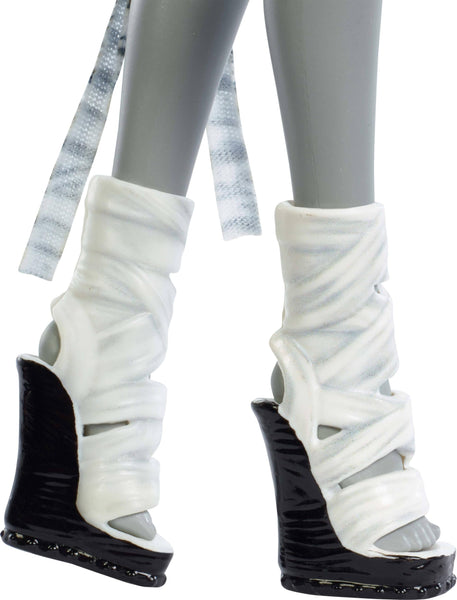 Monster High Reel Drama Doll, Cleo De Nile Black and White Reproduction Collectible with Doll-Size and Life-Size Posters, Horror Flick Theme, and Pet