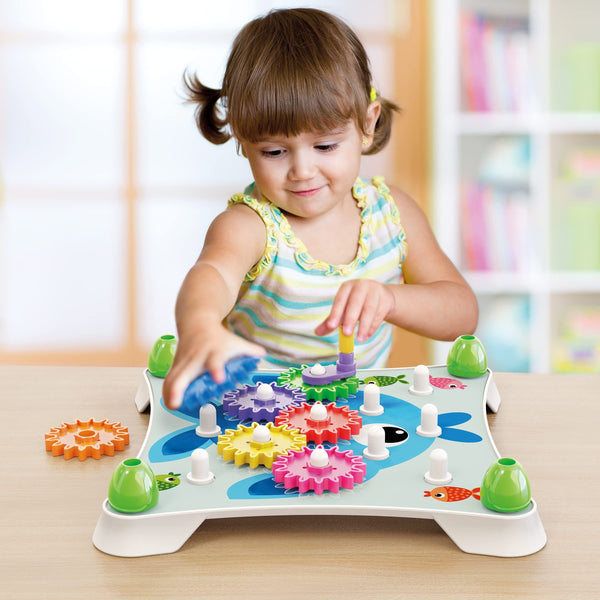 Quercetti Peggy Gears 13-Piece Interactive Cogwheel Construction Toy – Peg Board & Scene Cards – Early STEM, Fine Motor Skills & Cause-Effect Learning for Toddlers & Preschoolers, Ages 2+