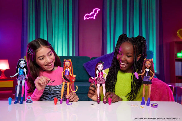 Monster High Buried Secrets Dolls and Accessories, Scare-mester School Theme with Mystery Fashion Doll and 5 Unboxing Surprises (Characters May Vary)